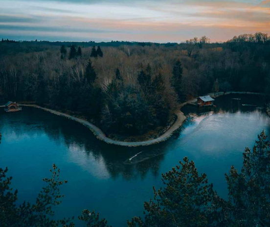 Cabanes sur l'eau vue d'en haut en Dordogne
