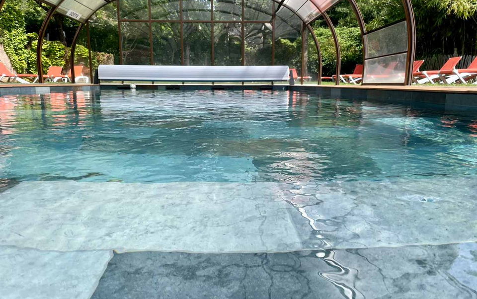 piscine couverte en Dordogne