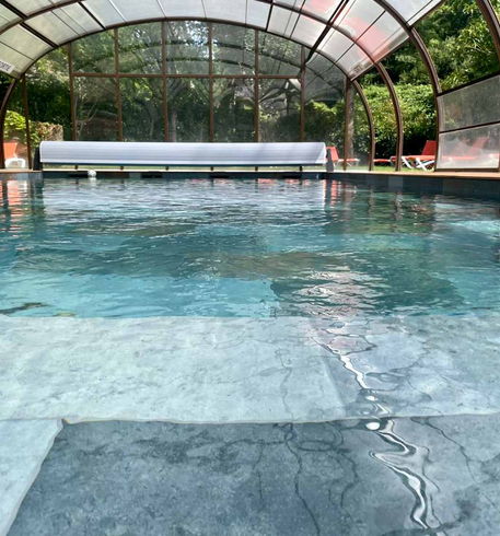 piscine couverte en Dordogne