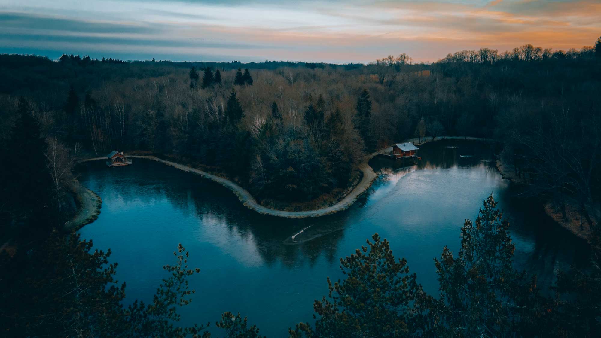 Cabanes sur l'eau vue d'en haut en Dordogne